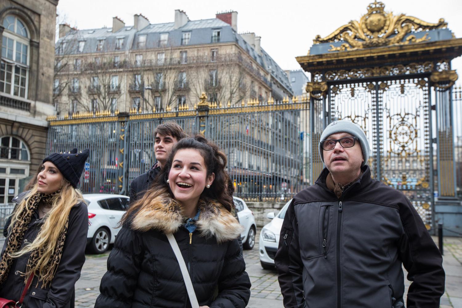 <a href='http://xxgk.sondakikagol.com'>博彩网址大全</a> French Professor Pascal Rollet leads students on a study tour in Paris.